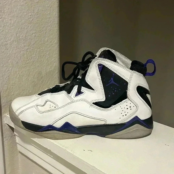 NIKE AIR JORDAN True Flight White/Black/Purple Sneakers Size 4.5Y - Picture 4 of 9